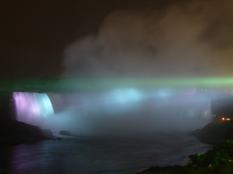 Image by Hans from Pixabay (in onore di WHD 2017, le Cascate del Niagara sono state illuminate di rosso e blu per 15 minuti)